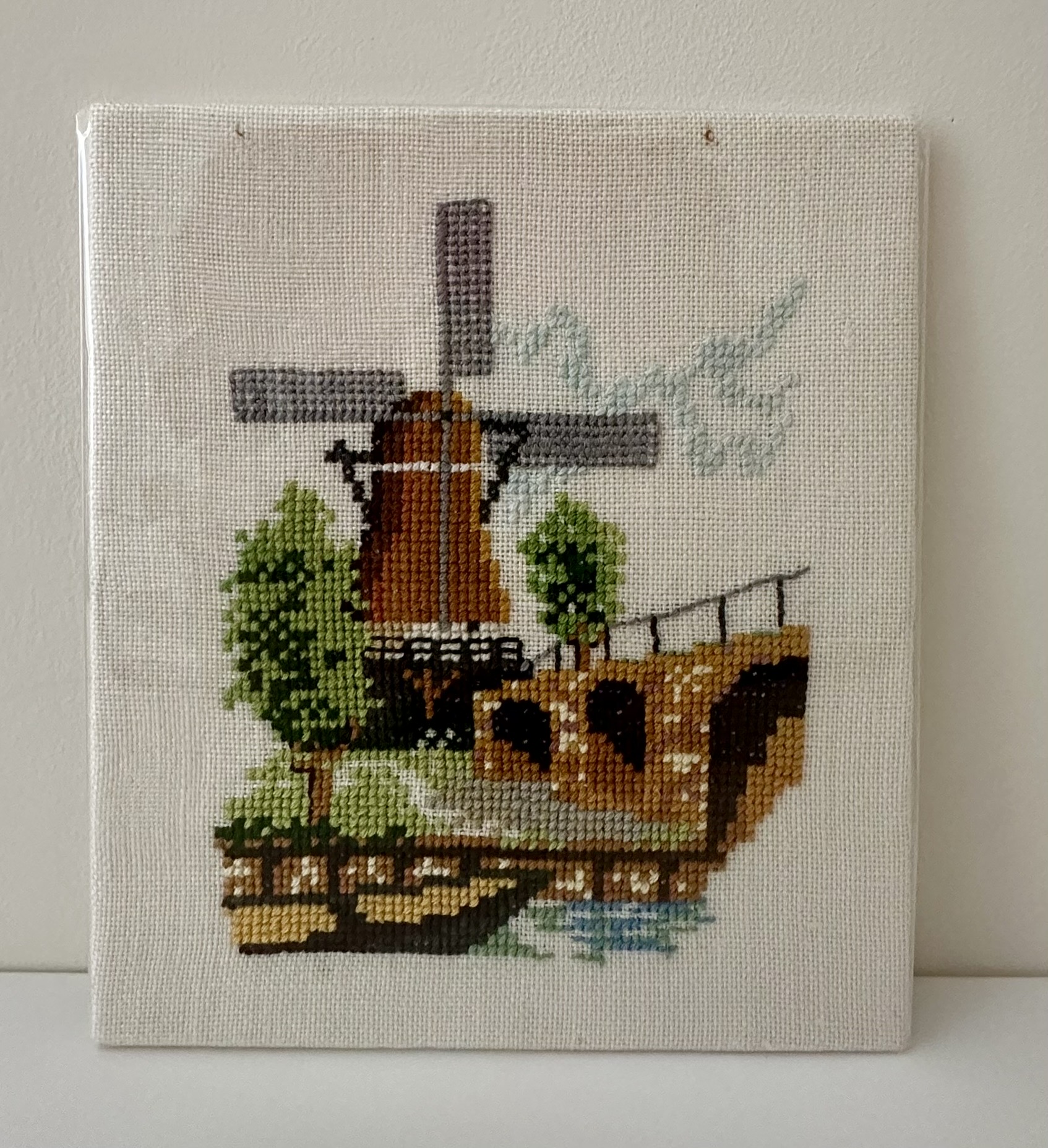 Stellingmolen aan de waterkant – Smock mill by the waterside