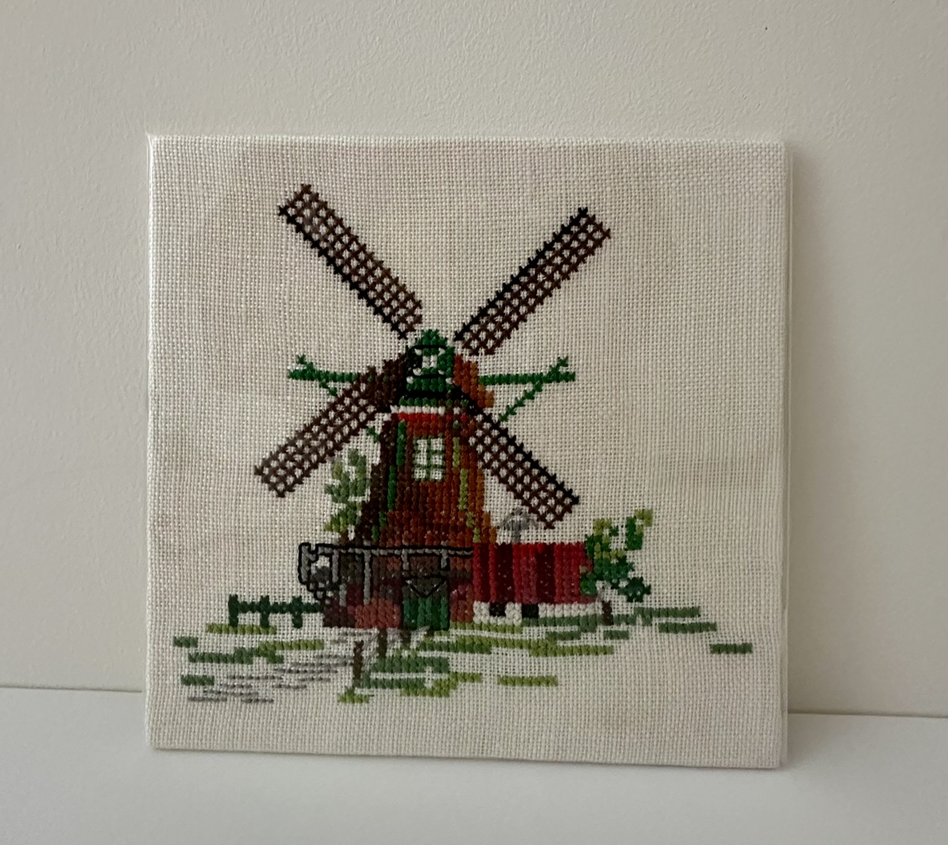 Stellingmolen aan de waterkant – Smock mill by the waterside