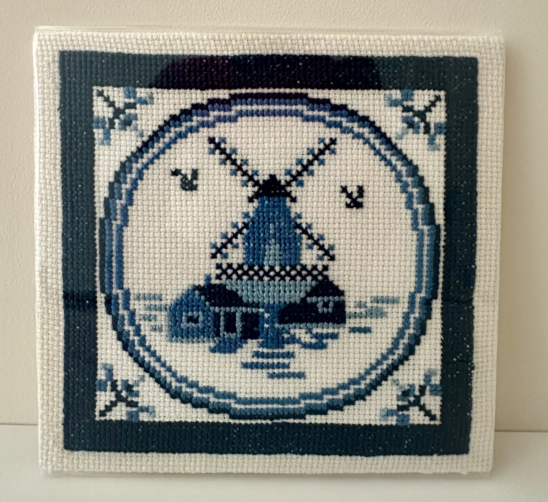 Delfts blauw tegeltje met molen – Delft blue tile with windmill